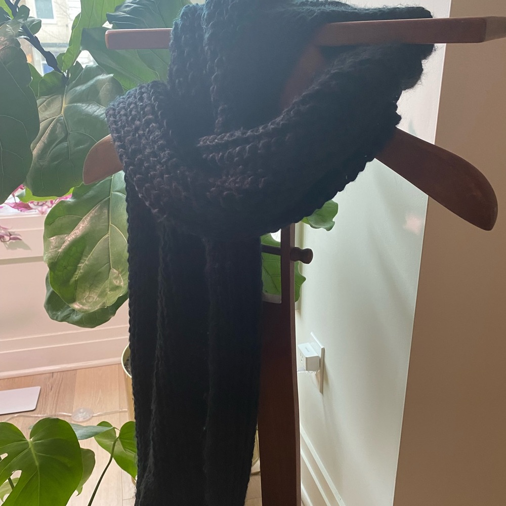 Scandinavian Chunky-Knit Black Zara Scarf